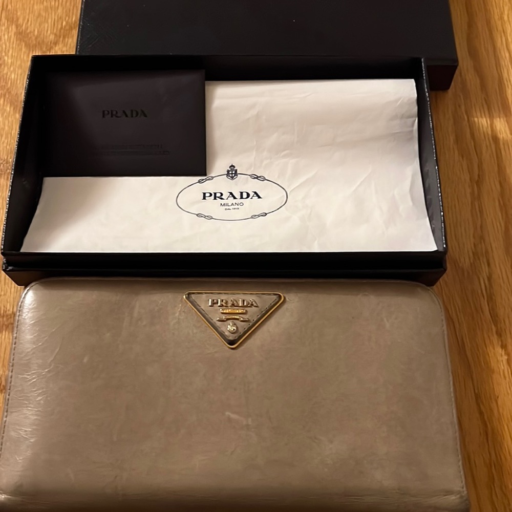 Prada wallet vintage color is called pumice